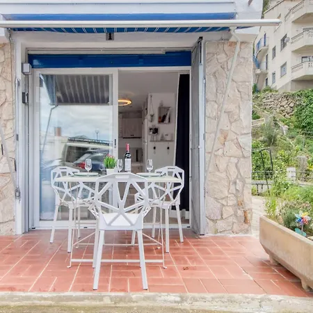 Apartment With Balcony Roses